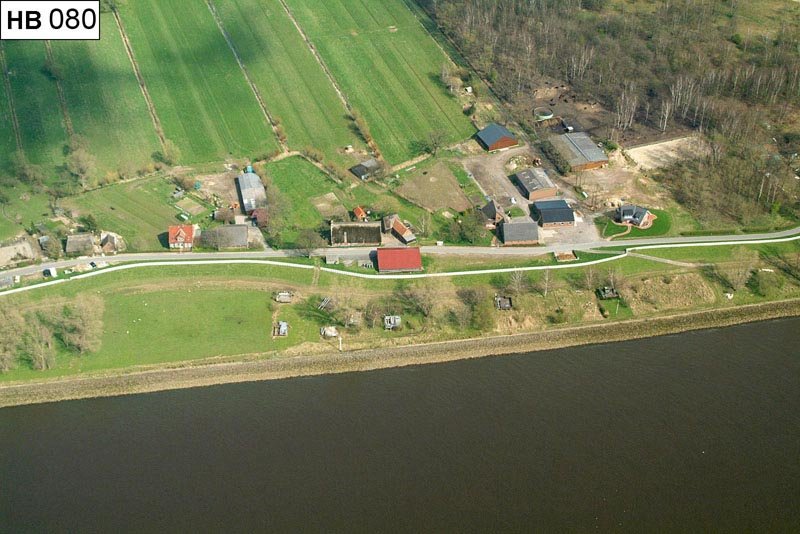 Luftbild: Im Bereich der Ortschaft Niederbüren liegt außendeichs ein kleiner privater Campingplatz.