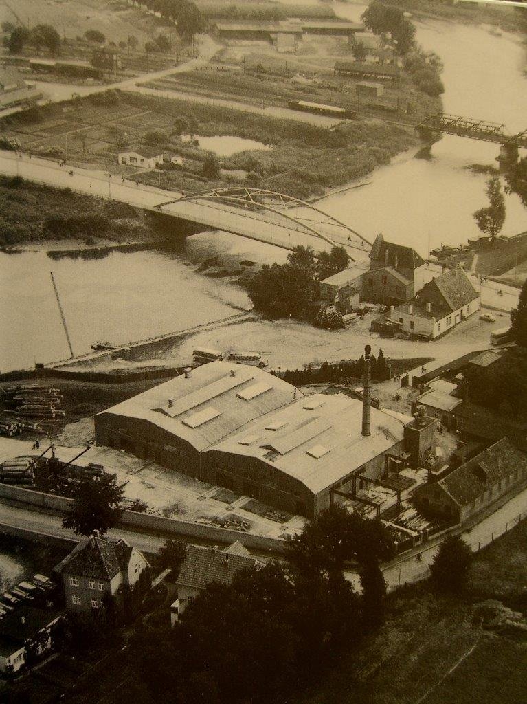 Die Burger Brücke mit der Villa Lesumblick und dem Boes Stammhaus sowie das Funierwerk von Bosse ca. 1950. - U.B.