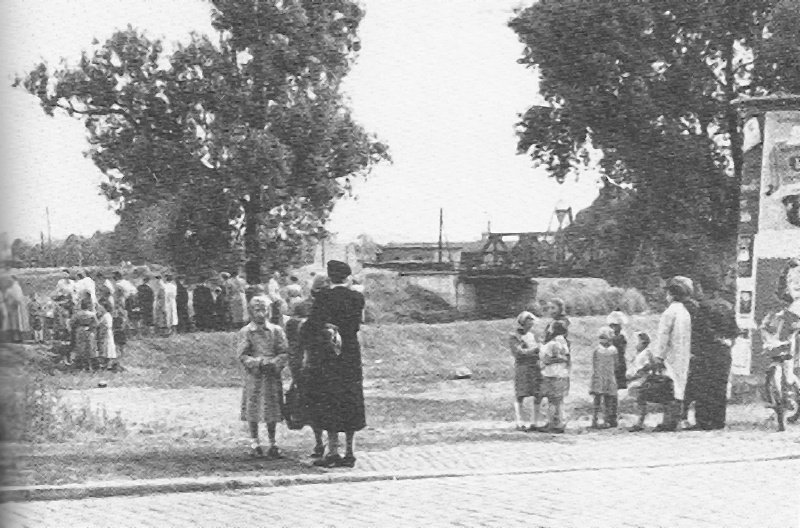 Die Menschen warten in Burg am Lesum-Anleger auf das Ausflugsschiff der Schreiber-Reederei nach Worpswede