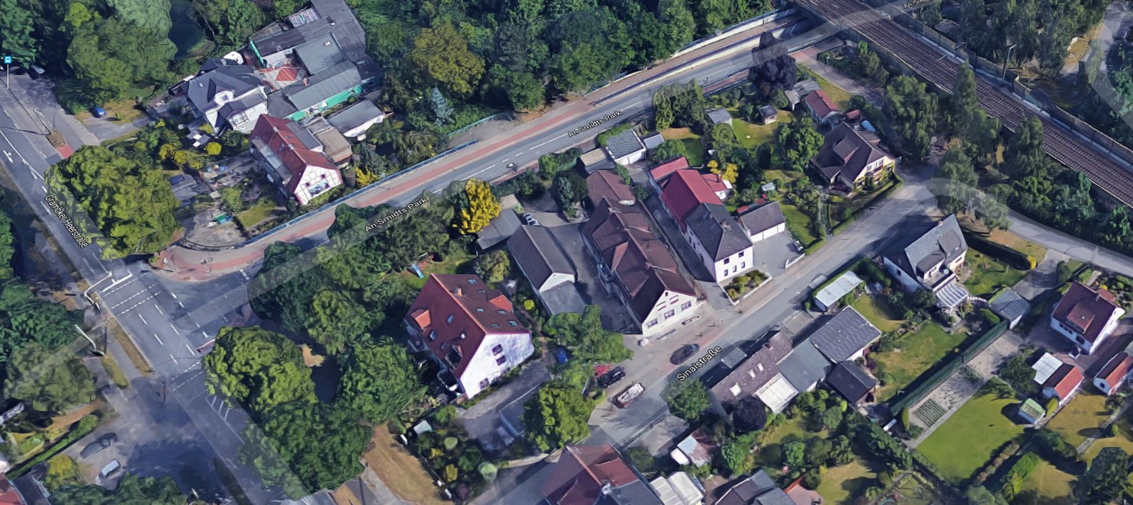 In der rechten unteren Hälfe ist die "Sinaistraße" zu finden. Sie geht dann nach der Rechskurve in "Am Bahndamm" über. Ein Fußweg führt heute von der Sinaistraße zum Rest vom "alten" Smidts Park.