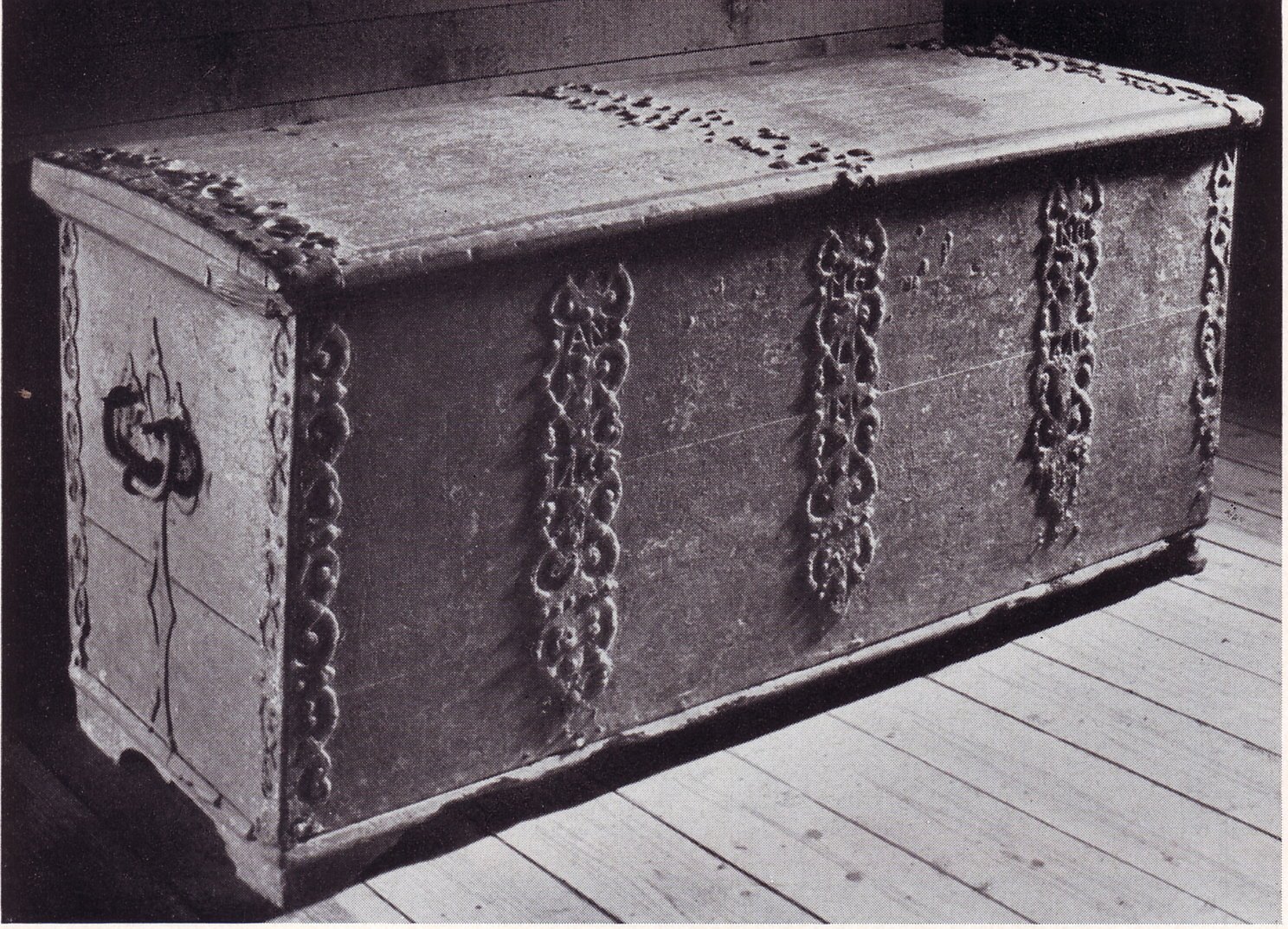 Truhe mit Eisenbeschlag, gezeichnet: MG. M. ANNO 1661,aus Mittelsbüren 30