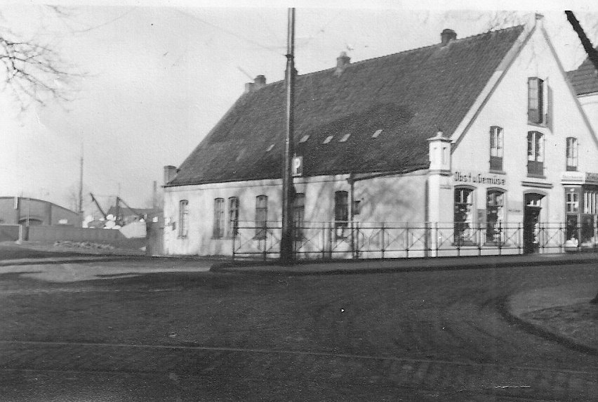Das alte Geschäftshaus der Fleischerei E. Boes an der Burger Brücke, von der Grambkermoorer Landstraße aus gesehen.