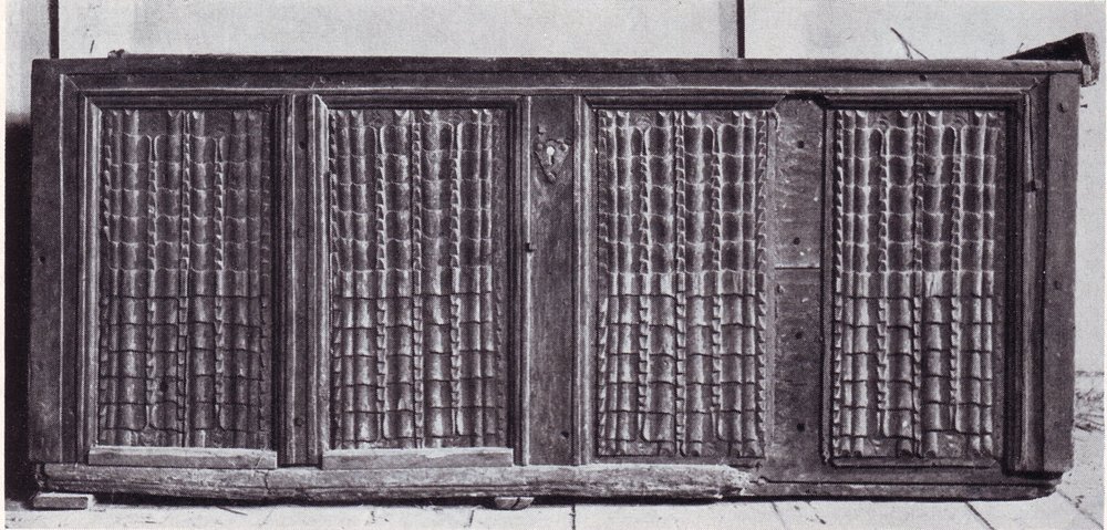 Truhe, nachgotische Kufen, sog. Bremer Truhe, in den Mittelfüllungen fortentwickeltes Faltwerk mit aufgerollten Schuppen, Mitte 16. Jh,aus dem Hause Mittelsbüren 31