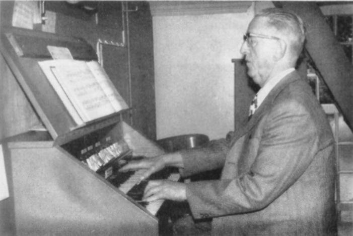 Diedrich Michaelis an der Grambker Kirchenorgel