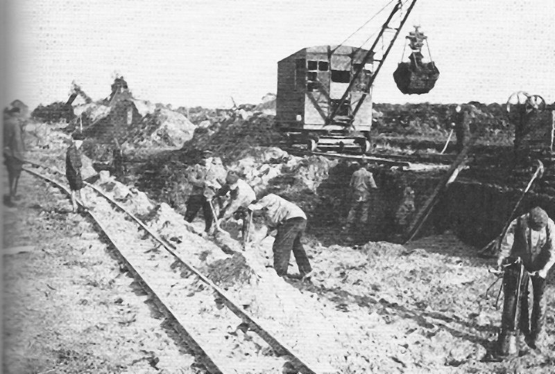 1933 begann das "Unternehmen Reichsautobahn". In Bremen wurde die Autobahnverbindung nach Hamburg in Angriff genomen sowie eine 25 km lange Zubringerstrecke von Oyten nach Lesum. Arbeitsbeginn 21.3.1934. Bis 1937 wurden auf diesen Strecken zeitweilig bis zu 4.00 Arbeitskräfte eingesetzt. . Die Bremer Autobahn wurde am 27.11.1937 dem Verkehr übergeben. U. Boes