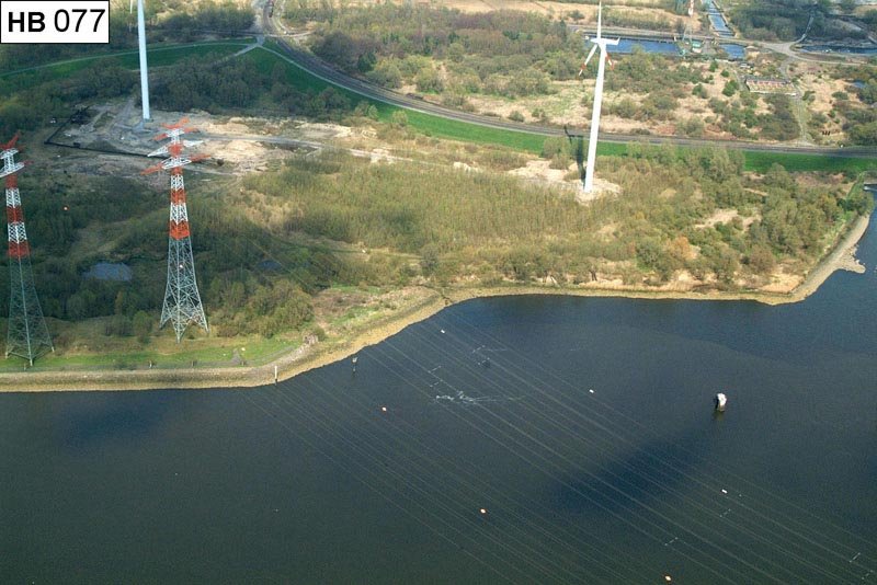 Luftbild: Mittlerer Teil des Mittelsbürener Groden. Im Hintergrund liegt das Gelände der Stahlwerke Bremen. Rechts ist die Wassereinleitstelle der Stahlwerke zu erkennen. Die Schwelle an der Mündung ist bei Thw überspült.