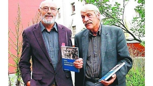 Eike Hemmer (l.) und Robert Milbradt mit ihrem Buch. Karteikarten im Lohnbüro brachten sie auf das Thema.