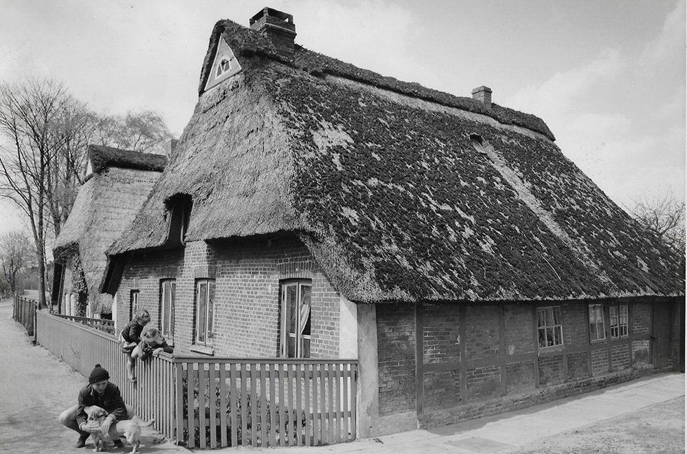 Das Strohdachhaus ist Mittelsbüren 15 der Junge mit dem Hund ist Bernhard Meier so um 1957 © Foto: Bernhard Meier