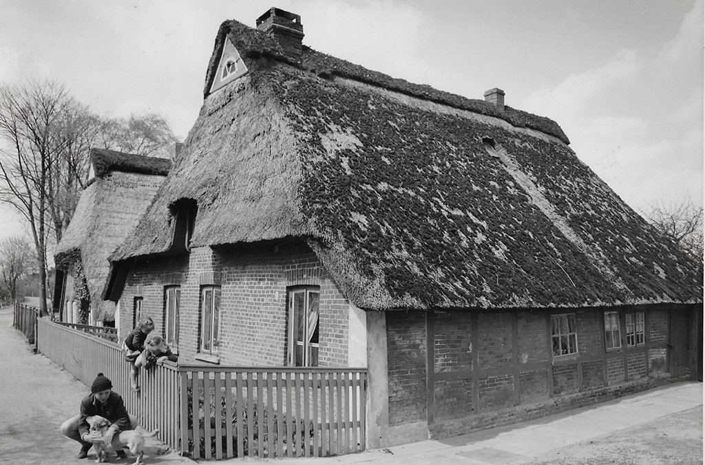 Das Strohdachhaus ist Mittelsbüren 15 der Junge mit dem Hund ist Bernhard Meier so um 1957 © Foto: Bernhard Meier