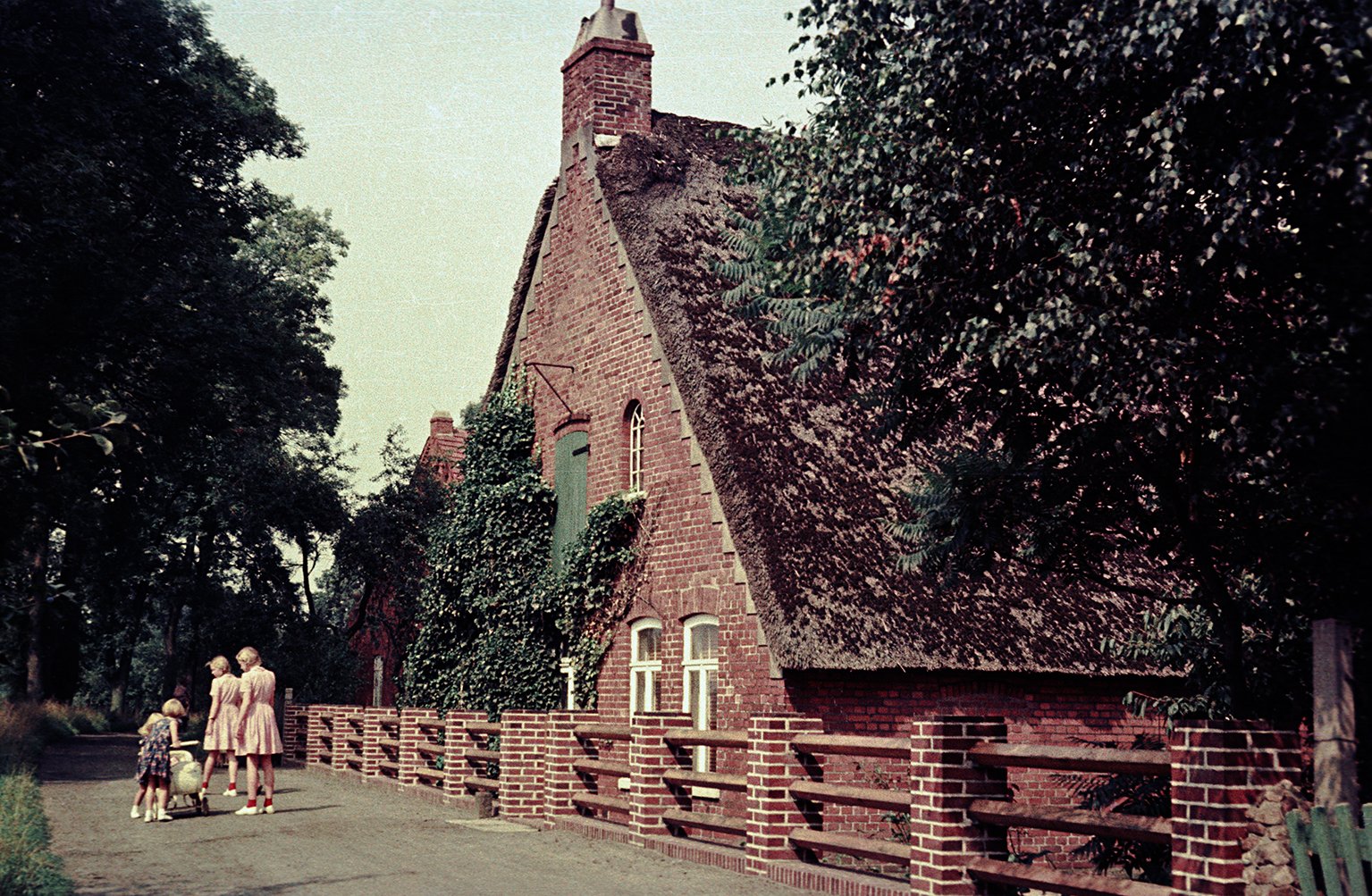 Die Kinder vor dem Haus Wulfken, sind Karin und Ursel Hagens. Das dritte Kind ist eine Tochter von Lübbers (Mb 24). / Foto: Bernhard Meier