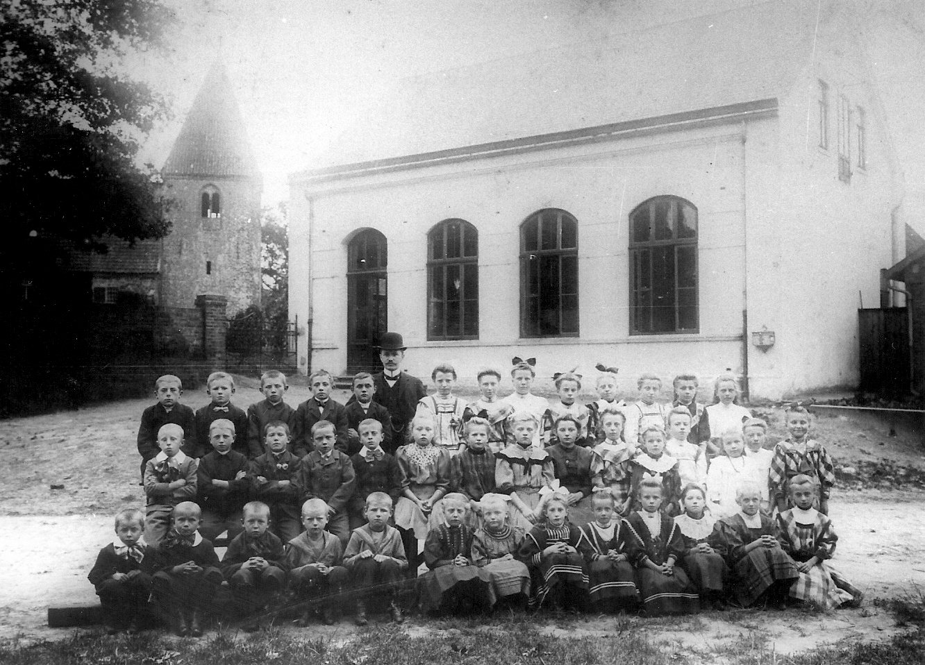 *Schule Wasserhorst, ca. 1905. Lehrer mit 41 Kindern. **Quelle: Georg Garbade