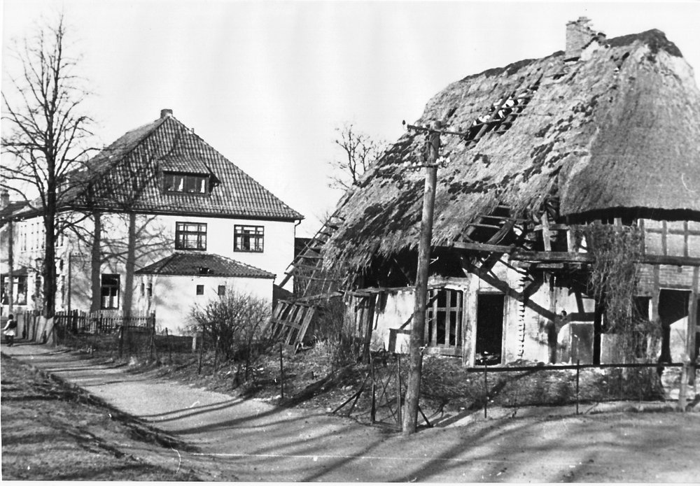 Grambker Heerstr. früher Gasthaus August Kröner dann Günter Wendelken Wer kann etwas über den verfallenen Hof im Bildvordergrund sagen??