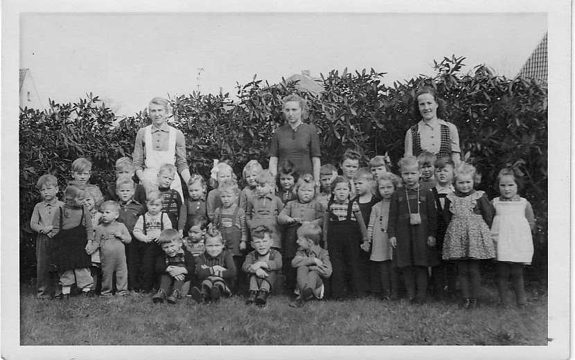 Ganz links steht Christa Meiners um 1949 mit ihrer Kindergruppe in Grambke