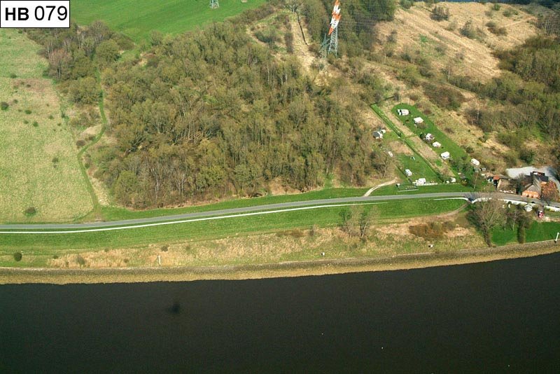 Luftbild: Ufer zwischen Mittels- und Niederbüren. Zu erkennen ist die Niederbürener Landstraße, an die sich binnenwärts Grünland anschließt.
