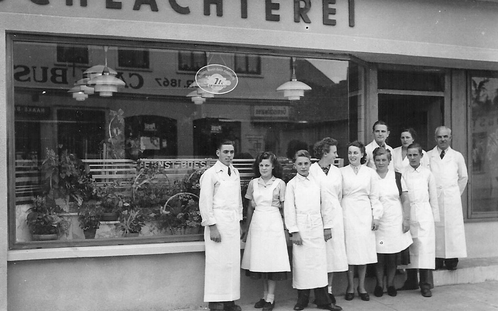 Das Boes-Team von 1953 vor dem heutigen Geschäftshaus