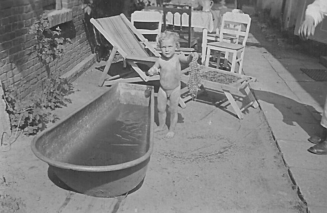 Anfang 1940 Es wurde in Zinkwannen gebadet, hier eine Luxusgrösse.