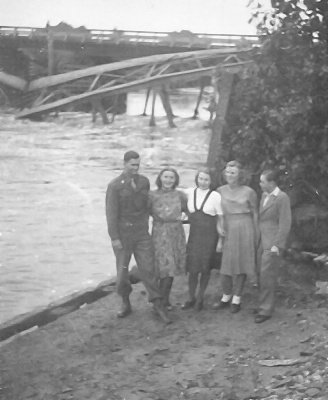 Im Hintergrund die zerstörte Lesum Brücke